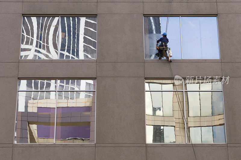 澳大利亚墨尔本摩天大楼上的窗户清洁工