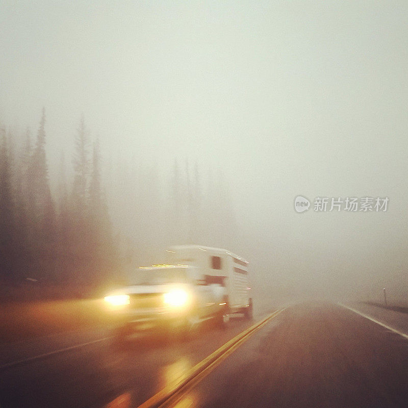 卡车在怀俄明州的大雾中行驶