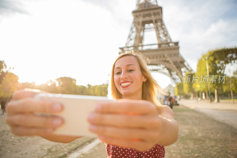 美丽的金发女孩在巴黎埃菲尔铁塔自拍