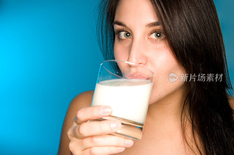 年轻女子喝牛奶