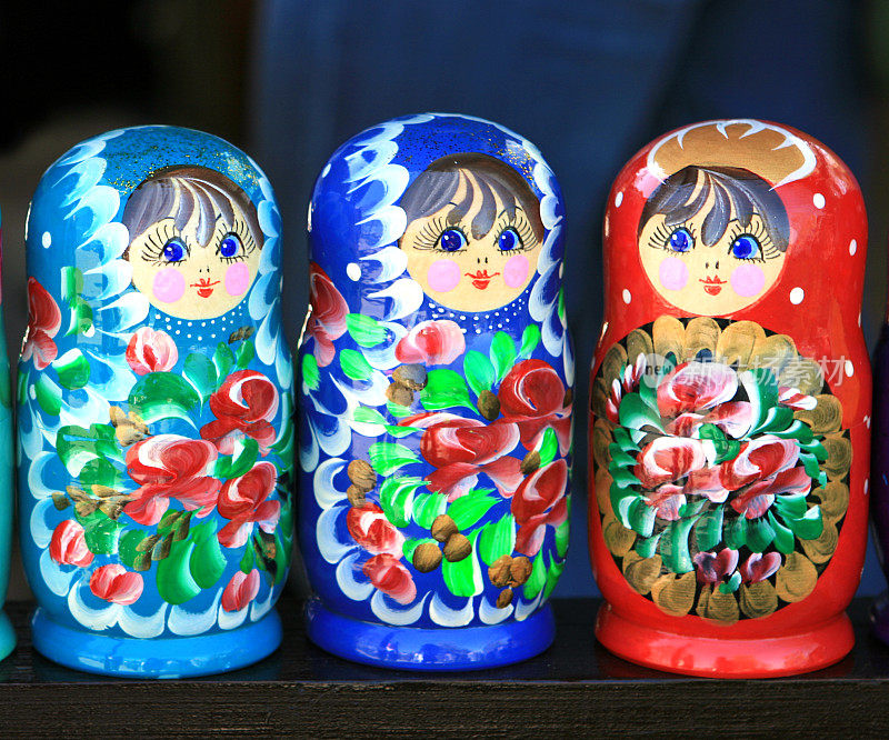 市场上的三个俄罗斯套娃