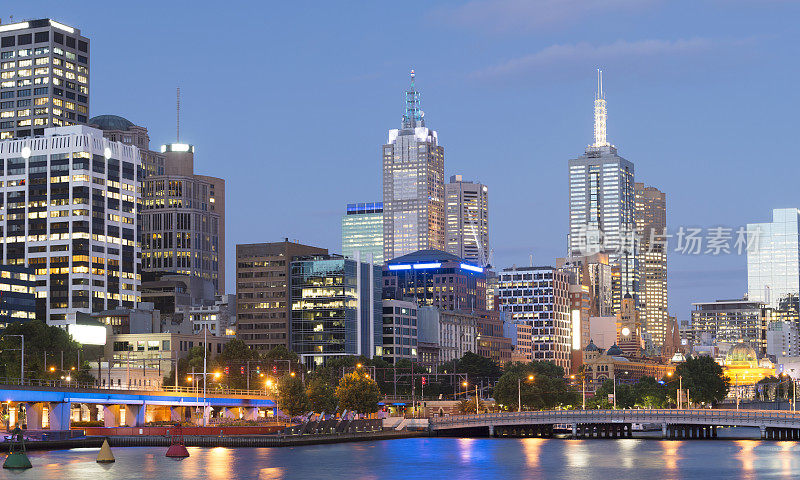 墨尔本城市的天际线和澳大利亚夜间的亚拉河