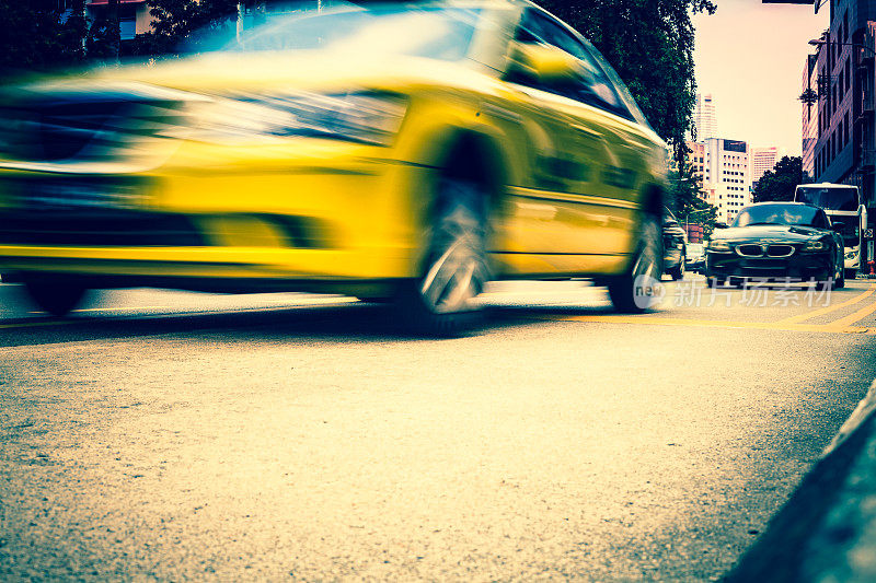 新加坡的黄色出租车和汽车交通