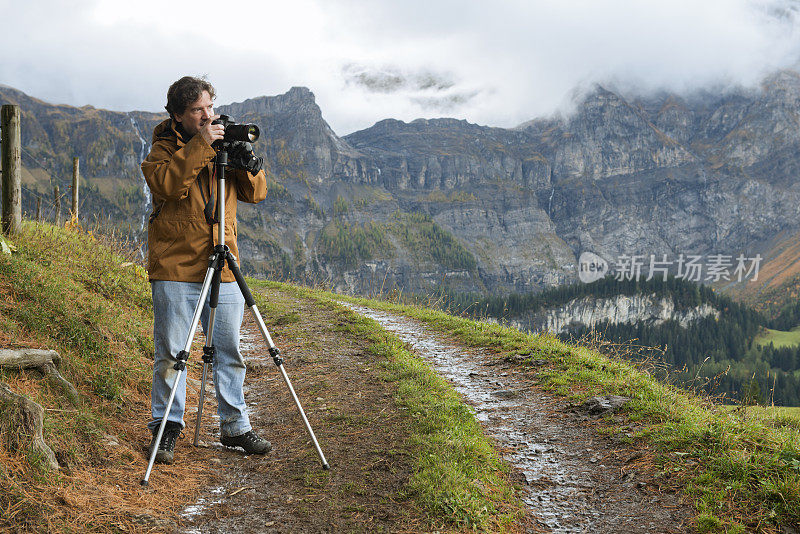 在瑞士阿尔卑斯山的加拿大摄影师