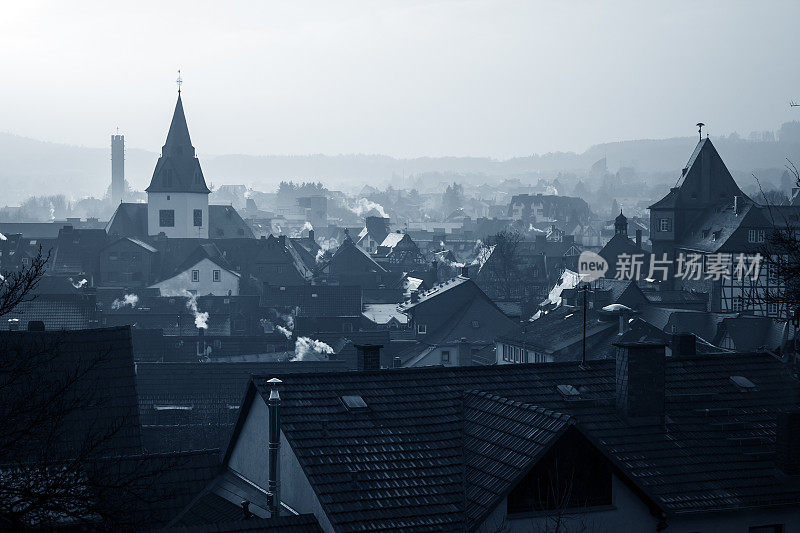一个寒冷多雾的德国小村庄
