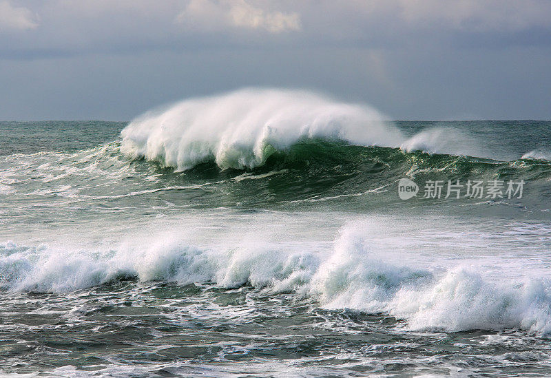 阳光照射的海浪