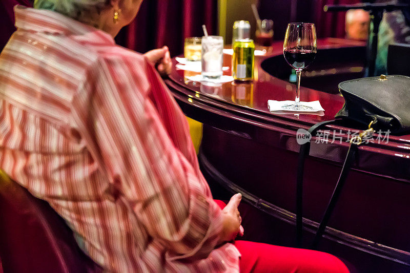 老妇人在新年前夜享用一杯红酒