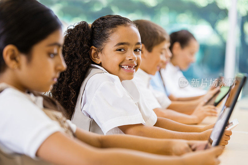 可爱的私立小学孩子在教室里使用平板电脑