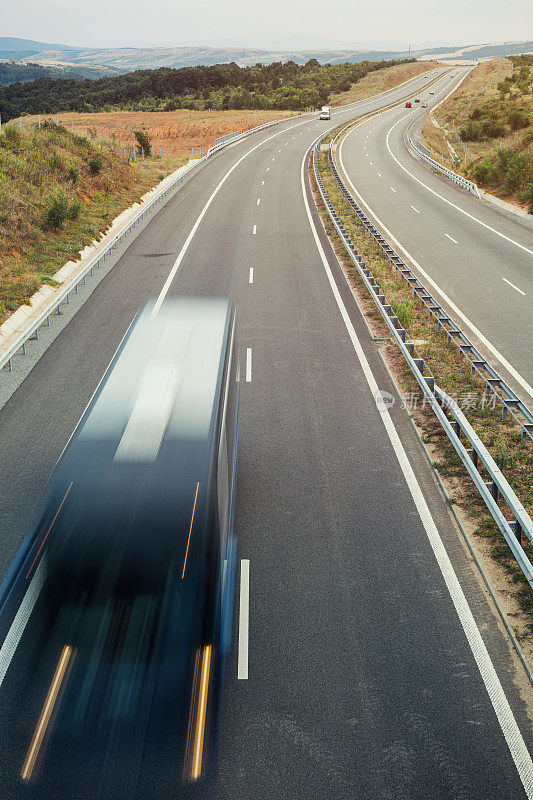 高速公路上模糊不清的卡车