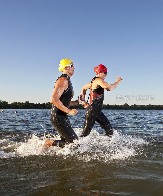 铁人三项参赛者在水中奔跑。