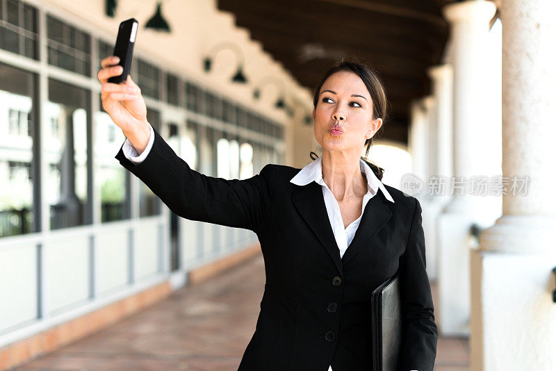 女商人用手机自拍