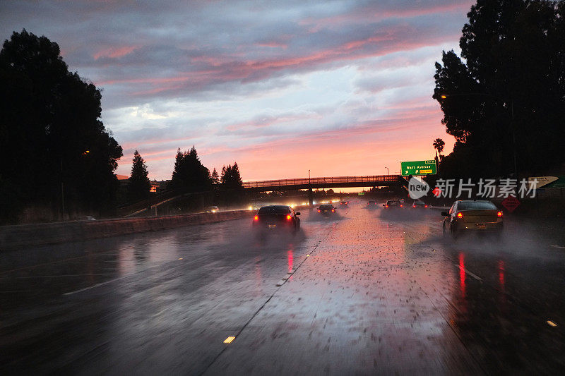 黄昏雨中的高速公路