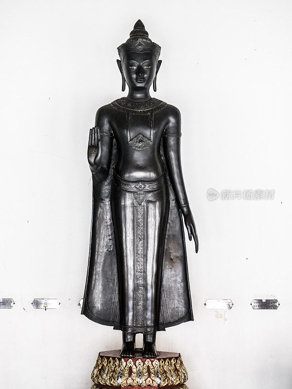 本查玛波菲特寺的黑色佛像
