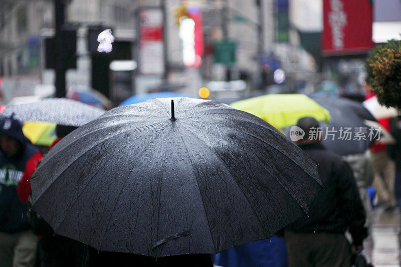 在潮湿、寒冷的纽约市撑伞