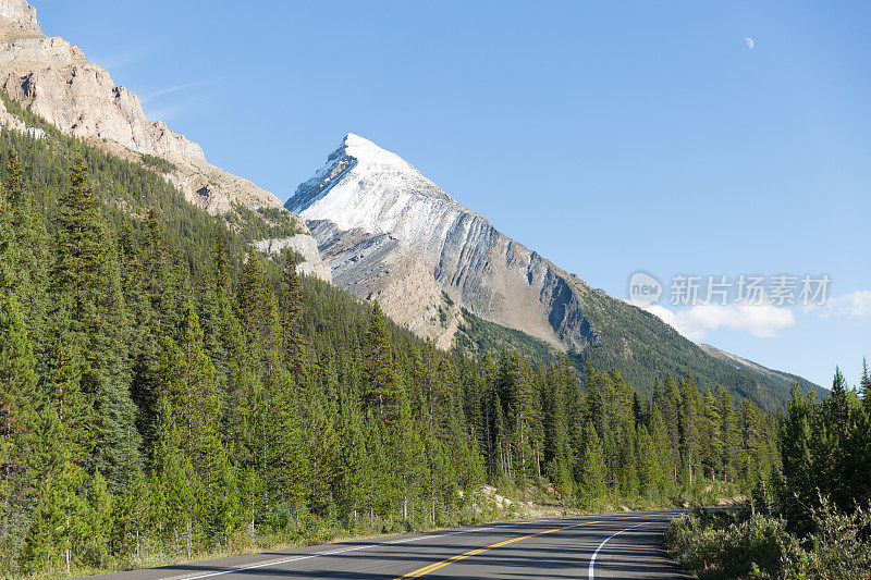 加拿大落基山脉夏季山水景观与道路