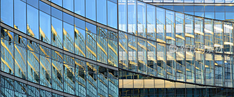 现代办公建筑玻璃立面的反射