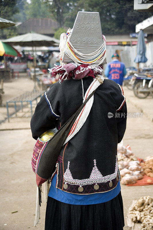 缅甸:穿着传统服装的阿卡女人