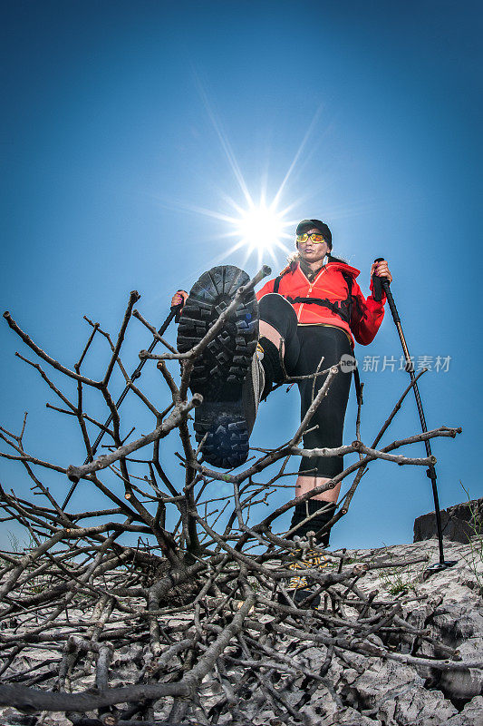 徒步旅行的女人在追赶