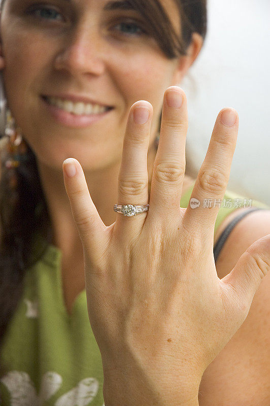 女人炫耀她的订婚戒指