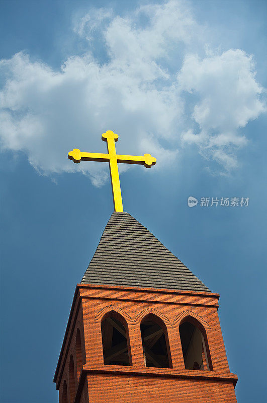 教堂的尖顶在明亮的多云的蓝天上，在中国