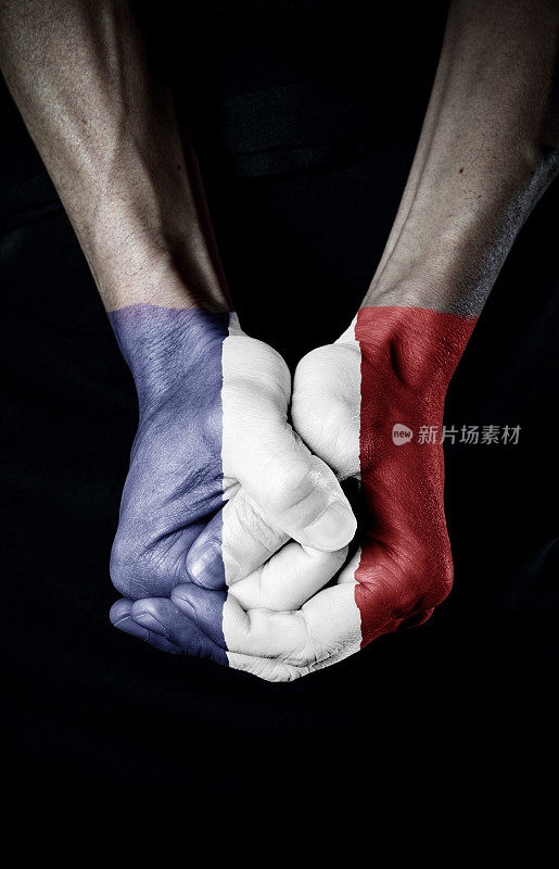法国国旗在拳头上