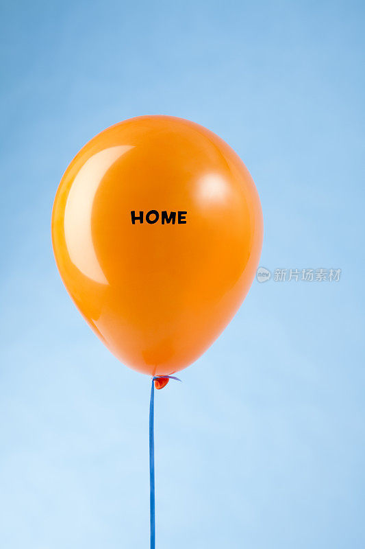 蓝色背景上有家的橙色气球
