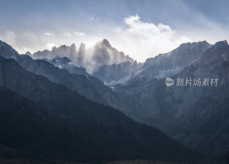 傍晚时分，乌云密布的惠特尼山