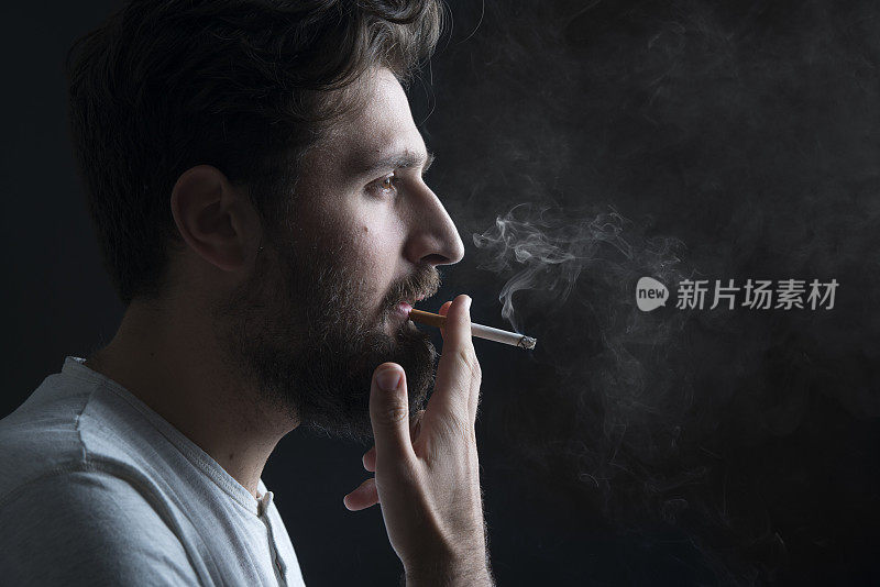 一个抽烟的男孩的肖像