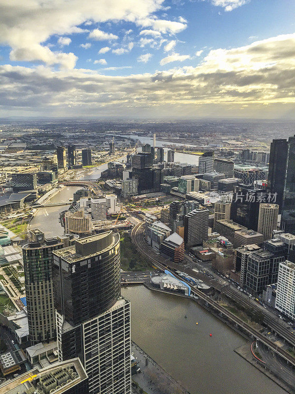 鸟瞰图与亚拉河在墨尔本市澳大利亚