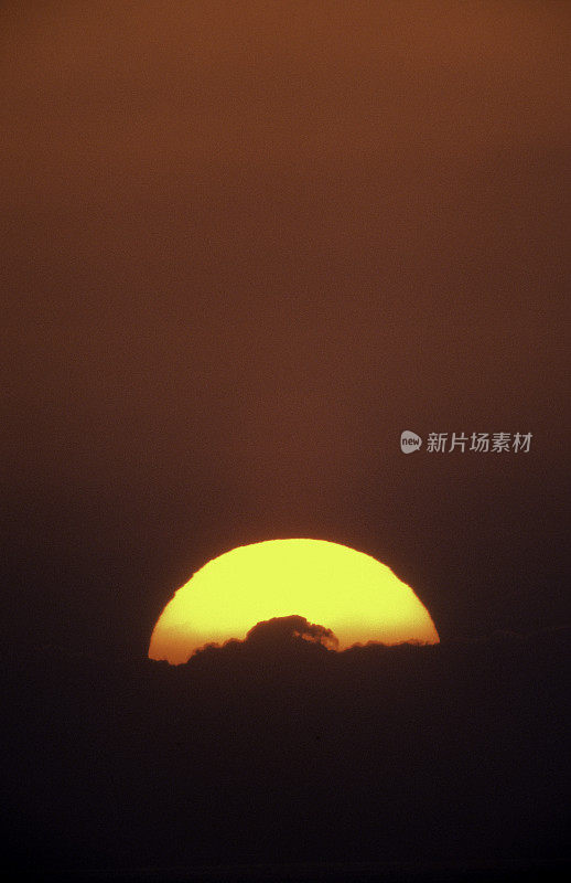 美国夏威夷瓦胡岛，太平洋上的日落。