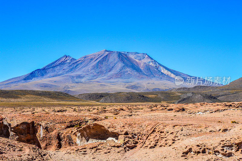 位于玻利维亚乌尤尼盐沼的火山