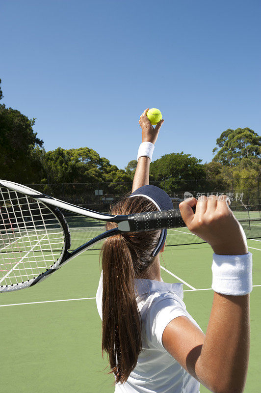 女子网球运动员准备发球。
