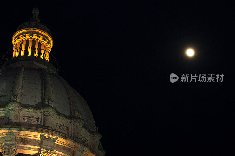 拉古萨伊布拉，西西里:圣乔治大教堂，灯火通明，满月