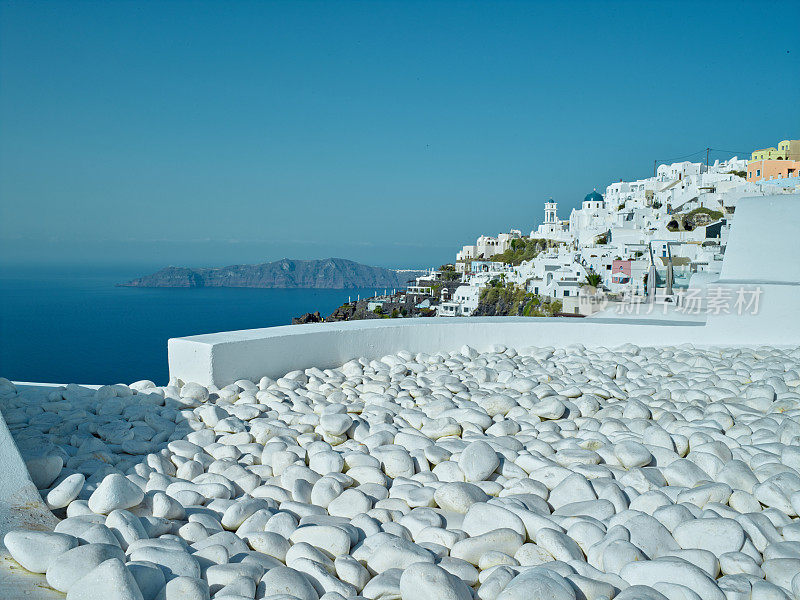美丽的露台与美妙的海景在圣托里尼-希腊