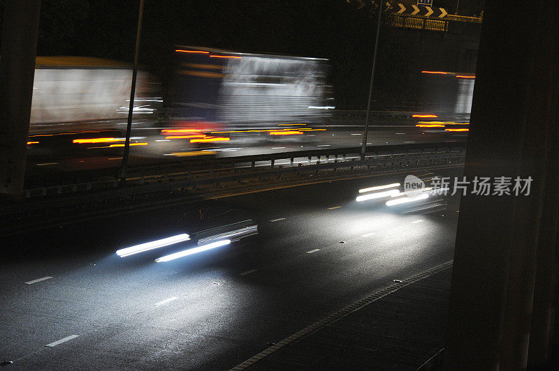 夜间高速公路上的汽车和卡车