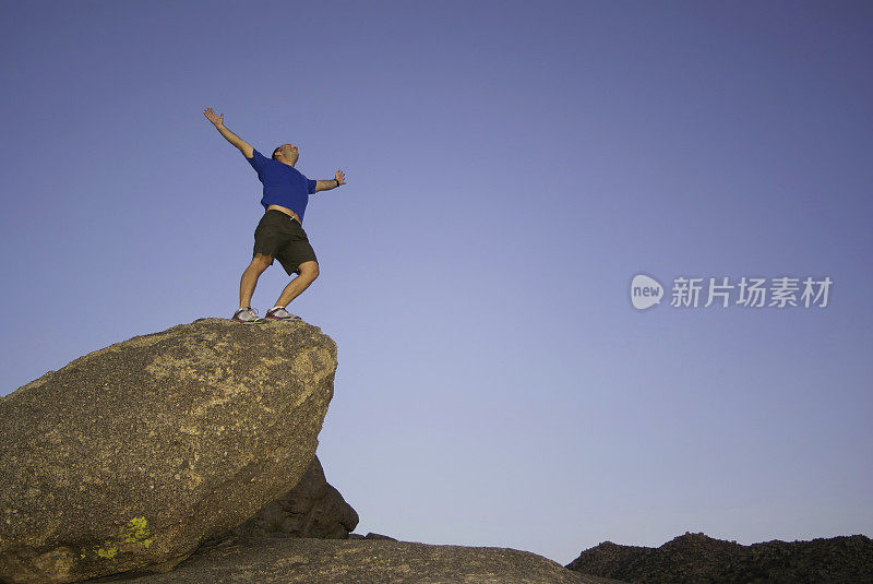 巨石上的快乐男人!