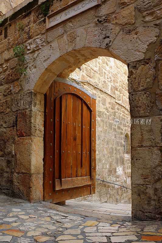 通往圣墓教堂院子的大门