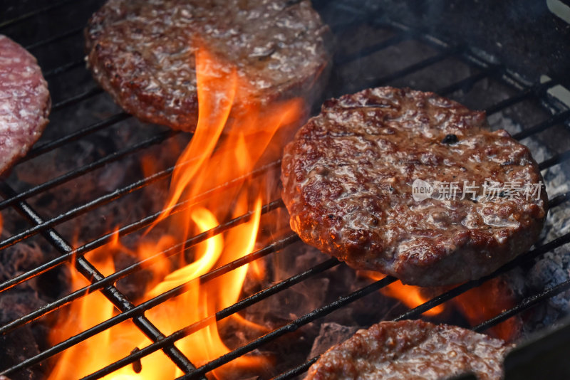 肉馅汉堡在火焰烤架上烤