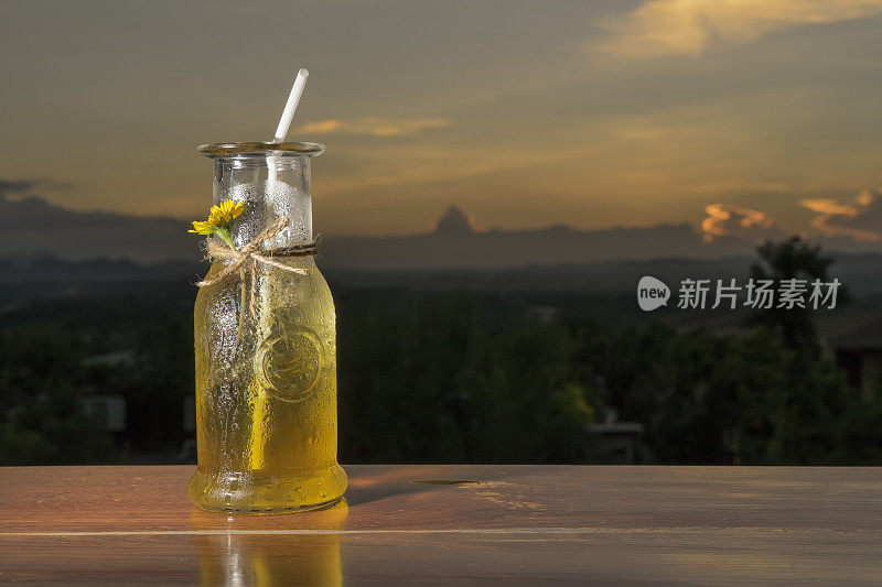 冰传统的黄色饮料在日落时间