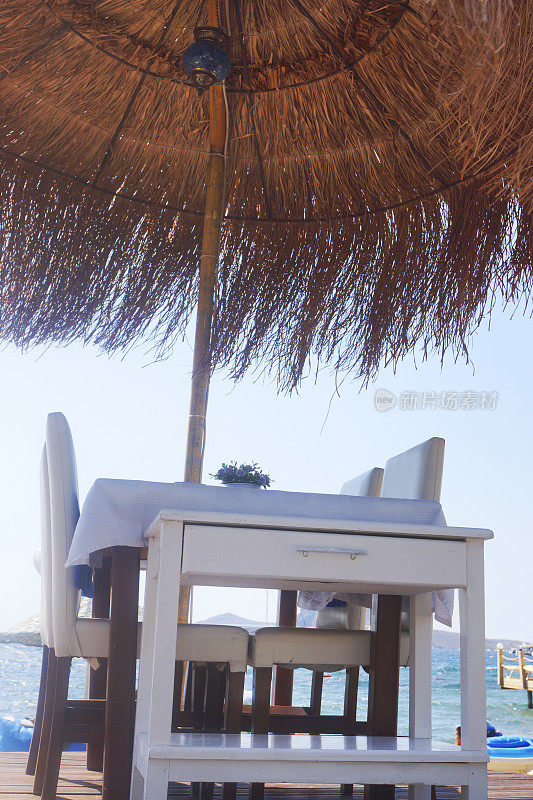 沙滩阳伞与桌子和椅子