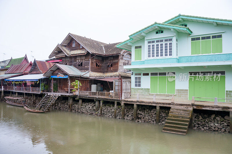 安帕瓦运河边的房屋，沙慕颂克兰，泰国