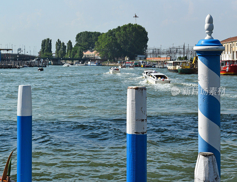 意大利威尼斯运河里的柱子