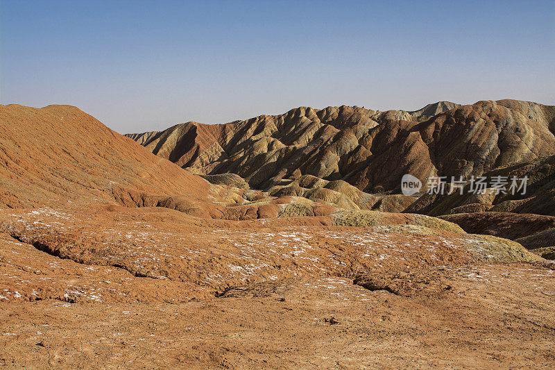 丹霞彩虹山位于甘肃省