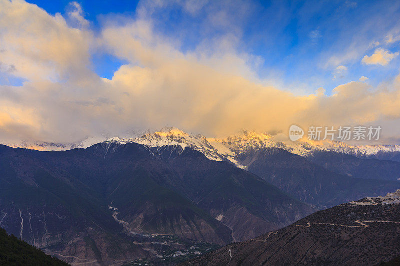 美丽雪山在日出和金色的光在山顶，飞来寺，德清，云南，中国