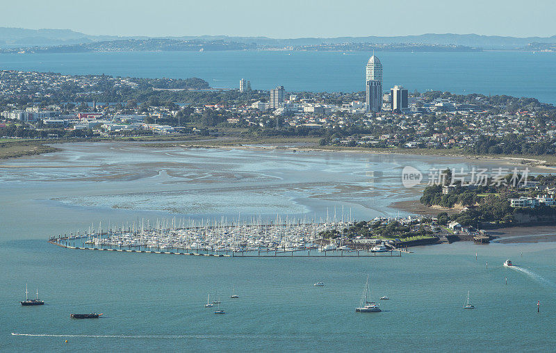 从新西兰奥克兰天空塔上俯瞰北岸和浅水湾的景色。