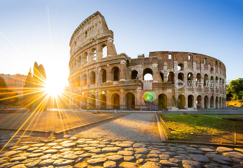 罗马斗兽场日出，意大利，欧洲。罗马古代角斗士的竞技场。罗马斗兽场是罗马和意大利最著名的地标