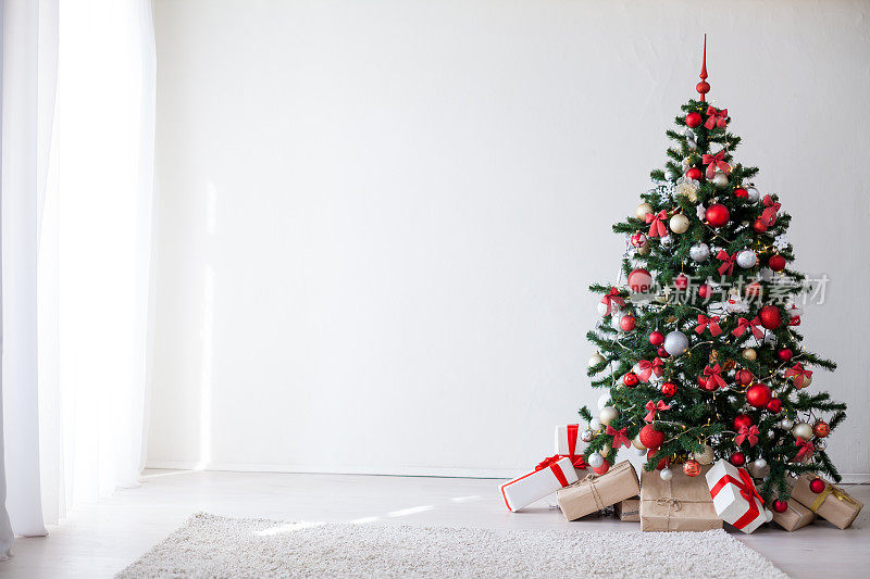圣诞树上装饰着红色的新年礼物