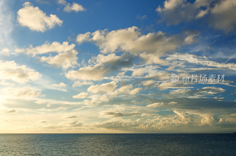 热带海洋和云彩天空背景