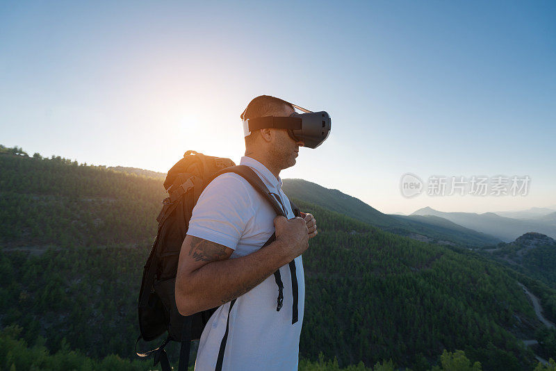 登山者从山顶欣赏风景