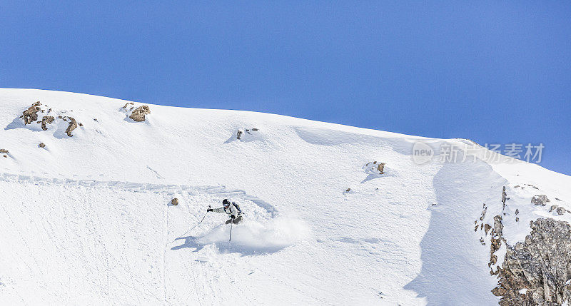 一名男子在比利牛斯山野外练习滑雪